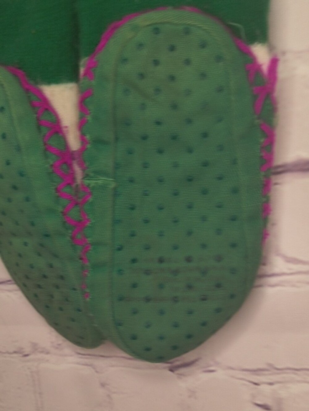 Vintage Barneys New York Kids Green, White & Pink Barney Gripper Socks AE - Picture 3 of 4